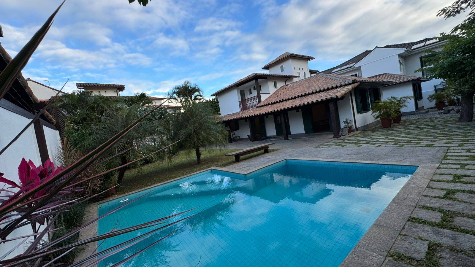 Casa para alugar com 5 quartos, 450m² - Foto 1