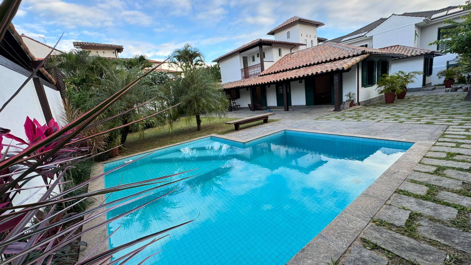 Casa para alugar com 5 quartos, 450m² - Foto 2
